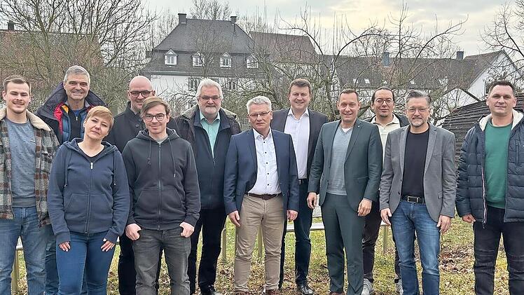 Die Bezirksräte der Freien Wähler Armin Kroder, Walter Schnell und Hans Henninger wurden bei ihrem Besuch der Laufer Mühle von Bürgermeister Karsten Fischkal, Steffen Schmidt, 1. Vorsitzender der FW Mittelfranken, sowie Tim Scheppe, FW-Fraktionsvo...