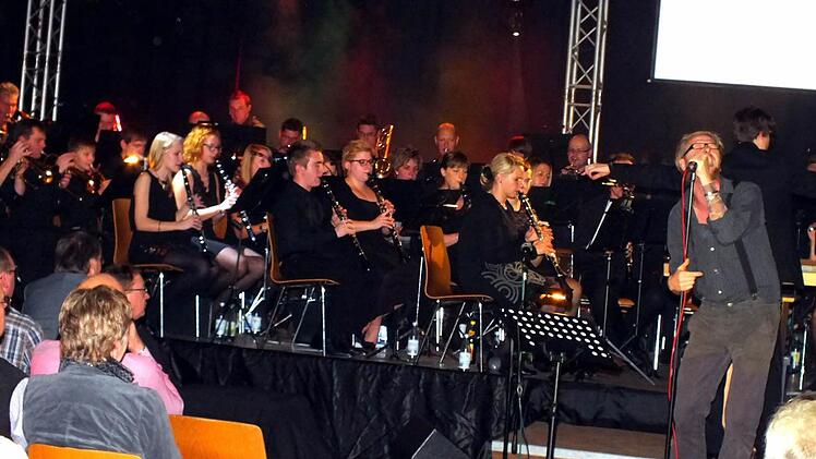 Dass Rock & Pop und Blasmusik als Einheit zusammenpassen wurde beim "House of Music" vom Blasorchesters Sand und von der Band "Strawberry Robbery" deutlich gemacht. Foto: Alfons Beuerlein