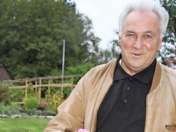 Der langjährige stellvertretende Leiter der Polizeiinspektion Kulmbach und Leiter der Polizeidienststelle Stadtsteinach, Richard Schneider, widmet sich als Pensionär dem Garten - aber dem Polizeistammtisch hält er die Treue. Foto: Sonja Adam