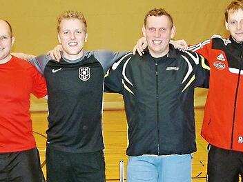 Bei der Tischtennis-Vereinsmeisterschaft des FC Nordhalben verteidigte Thomas Schneider (Zweiter von links) seinen Titel. Mit im Bild die Nächstplatzierten Gerhard Wachter, Benjamin Stumpf, Heiko Kürschner, Rene Gebhardt und Hans Scherbel (von links). Foto: Hans Franz