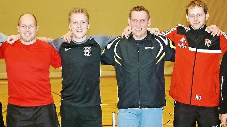 Bei der Tischtennis-Vereinsmeisterschaft des FC Nordhalben verteidigte Thomas Schneider (Zweiter von links) seinen Titel. Mit im Bild die Nächstplatzierten Gerhard Wachter, Benjamin Stumpf, Heiko Kürschner, Rene Gebhardt und Hans Scherbel (von links). Foto: Hans Franz