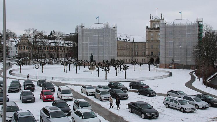 Oberbürgermeister Norbert Tessmer (SPD) nannte unter anderem den Bau einer Schlossplatztiefgarage als eins seiner Ziele "Dann ist aber mit der Parkerei auf dem Schlossplatz Schluss!" Auch die Gäste des Neujahrsempfangs parkten am Samstag zwischen Rondell und Theater.