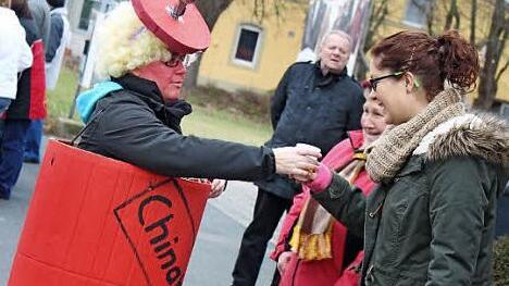 Die bunt kostümierten Zugteilnehmer hatten für die Zuschuer am Straßenrand nicht nur Kamellen dabei, sondern auch Getränke.