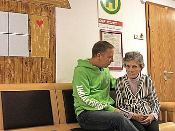 An der "Bushaltestelle" im Caritas-Alten- und Pflegeheim in Wallenfels sitzt Käthe Deckelmann oft und hält Aufsicht darüber, wie sie sagt, wer in dem beschützten Wohnbereich ein und aus geht. Pflegefachkraft Björn Müller sagt: "Man muss in ihren Schuhen laufen".  Foto: Anja Greiner
