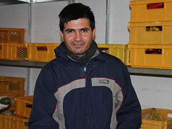 Arif floh vor drei Monaten aus Pakistan nach Deutschland. Geld bekommen und nichts dafür zu tun, das wollte er nicht. Im "Lädla" der Caritas hilft er jetzt zwei Tage ehrenamtlich beim Einsammeln der Lebensmittelspenden.  Foto: Anja Greiner