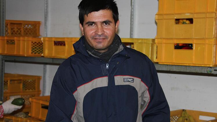Arif floh vor drei Monaten aus Pakistan nach Deutschland. Geld bekommen und nichts dafür zu tun, das wollte er nicht. Im "Lädla" der Caritas hilft er jetzt zwei Tage ehrenamtlich beim Einsammeln der Lebensmittelspenden.  Foto: Anja Greiner