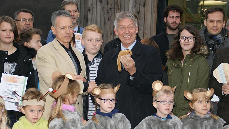 Thomas Köhler (links) ist der Hauptinitiator des Projekts "Aus die Haselmaus?". Als symbolischen Gruß schickte er eine kleine Plüsch-Haselmaus durch Dr. Hünnerkopf an Umweltministerin Ulrike Scharf nach München.