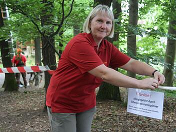 Försterin Carmen Hombach hat das Gebiet weiträumig abgesperrt. In den nächsten Tagen werden die Nester entfernt. Fotos: Sonny Adam