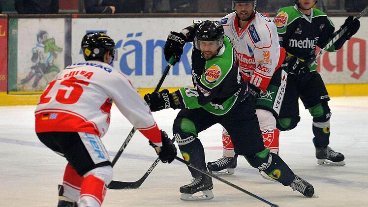 Im Hinspiel gegen Regensburg an Allerheiligen unterlagen Michal Petrak (Mitte) und die Höchstadt Alligators erst in der Verlängerung. Diesmal stand die Niederlage schon nach zwei Dritteln fest. Foto: Picturedreams