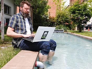Das Wasserbecken gehört zum Garten. Dort hin kann man sich bei Favendo durchaus auch Arbeit mitnehmen, demonstriert hier Marketingleiter Thomas Meyer. Foto: Matthias Hoch