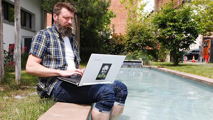 Das Wasserbecken gehört zum Garten. Dort hin kann man sich bei Favendo durchaus auch Arbeit mitnehmen, demonstriert hier Marketingleiter Thomas Meyer. Foto: Matthias Hoch