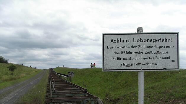 Die Wanderer am Horizont schert das Warnschild am Wochenende wenig. Geschossen wurde nicht. Foto: Joachim R&uuml;bel