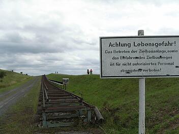 Die Wanderer am Horizont schert das Warnschild am Wochenende wenig. Geschossen wurde nicht. Foto: Joachim Rübel