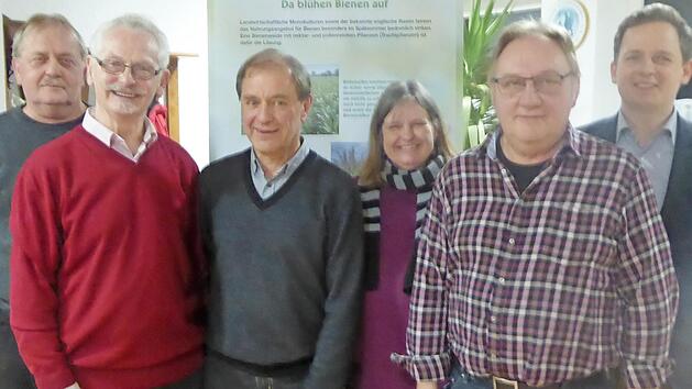 Die F&uuml;hrungsspitze des Imkervereins Bad Rodach nach der Fusion (von links): Dietmar Strobel, Dietmar Ochs, R&uuml;diger Wintersperger, Sabine Balzer-Hofmann, Karl Heinz Herold und B&uuml;rgermeister Tobias Ehrlicher.  Foto: Volker Gundel