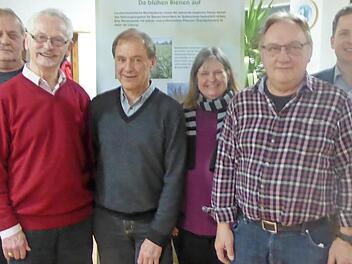 Die F&uuml;hrungsspitze des Imkervereins Bad Rodach nach der Fusion (von links): Dietmar Strobel, Dietmar Ochs, R&uuml;diger Wintersperger, Sabine Balzer-Hofmann, Karl Heinz Herold und B&uuml;rgermeister Tobias Ehrlicher.  Foto: Volker Gundel