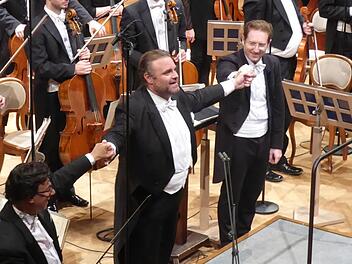 Der Rest ist Entspannung: Joseph Calleja (Mitte) mit dem Dirigenten Ramón Tebar (rechts) und 1. Konzertmeister Henry Raudales. Foto: Gerhild Ahnert
