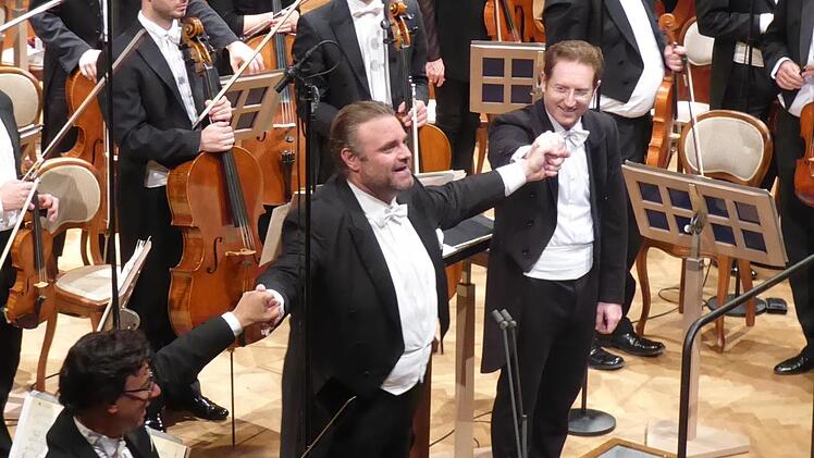 Der Rest ist Entspannung: Joseph Calleja (Mitte) mit dem Dirigenten Ramón Tebar (rechts) und 1. Konzertmeister Henry Raudales. Foto: Gerhild Ahnert