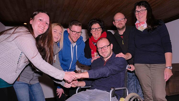Der verstorbene Opa lebt noch einmal auf in dem Theaterstück "Das große Geheimnis". Premiere ist am zweiten Weihnachtsfeiertag im Feuerwehrhaus Wartmannsroth.