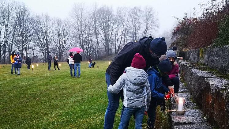 Das Friedenslicht wurde am Sportplatz des Bungalowdorfes am Volkersberg weiter gegeben. Foto: Marion Eckert