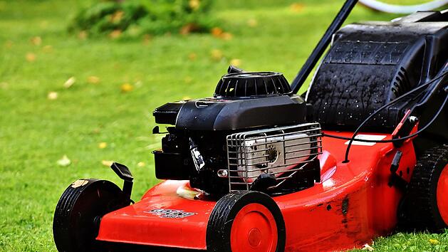 Rasenmähen ist nach 22 Uhr nicht mehr erlaubt. Auch andere Hausarbeiten müssen sich an den Ruhezeiten orientieren.