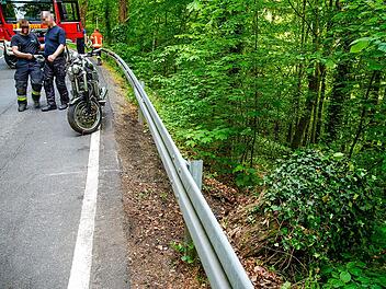 Motorrad von Stra&szlig;e abgekommen und gegen Leitplanke gekracht
