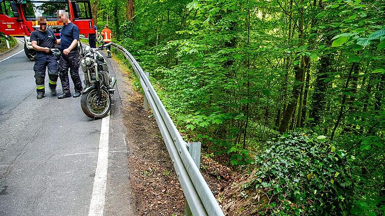 Motorrad von Stra&szlig;e abgekommen und gegen Leitplanke gekracht