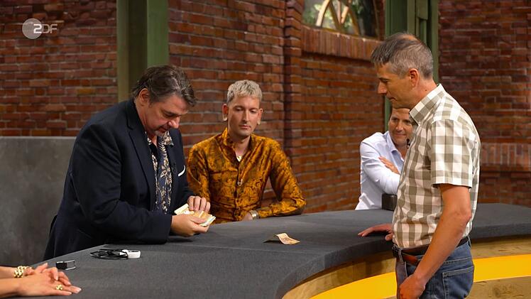 Daniel Meyer gab 750 Euro f&uuml;r das makabre Konvolut aus.