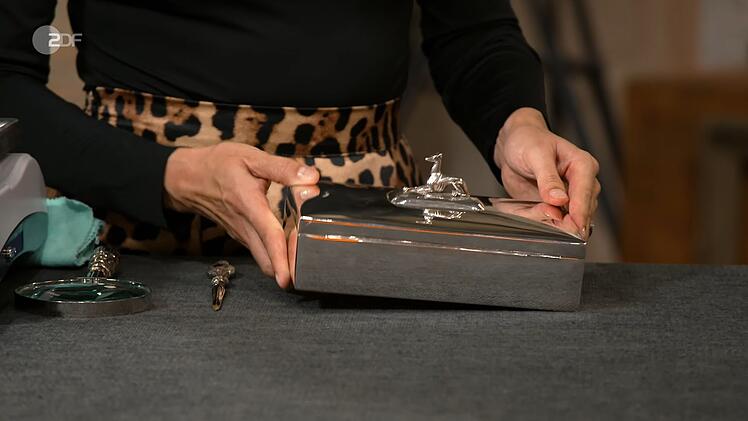 Das elegante St&uuml;ck aus den 1920er-Jahren mit Windhund auf dem Deckel entpuppte sich als Humidor.