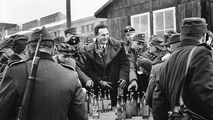 Bei "Schindlers Liste" mit Liam Neeson (Mitte) in der Hauptrolle handelt es sich um Steven Spielbergs wohl meistgelobtes Werk.