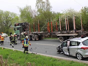 Der Unfallort glich einem Trümmerfeld. Zwischen Rüssenbach und Ebermannstadt stießen zwei Autos ungebremst aufeinander. Foto: fra-press