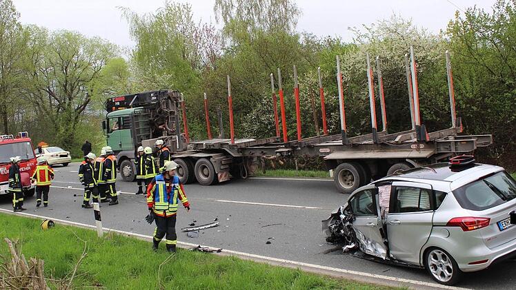 Der Unfallort glich einem Trümmerfeld. Zwischen Rüssenbach und Ebermannstadt stießen zwei Autos ungebremst aufeinander. Foto: fra-press