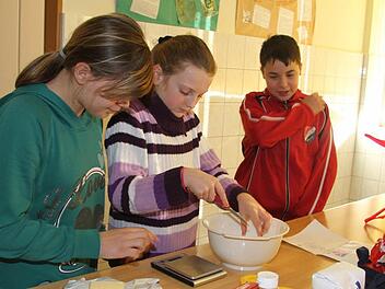 Die größeren Schüler in Stadtsteinach machen Muffins: Johanna Goller (11), Amelie Brand (11) und Marco Seuss (11) finden das ziemlich gut.  Fotos: Sonja Adam