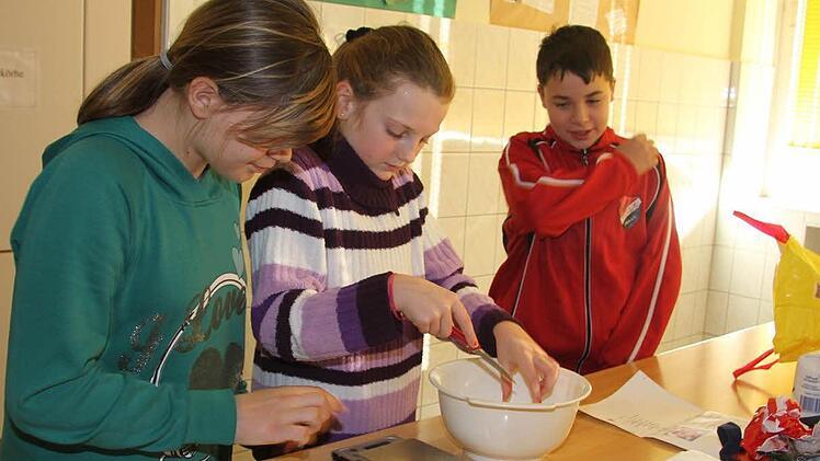 Die größeren Schüler in Stadtsteinach machen Muffins: Johanna Goller (11), Amelie Brand (11) und Marco Seuss (11) finden das ziemlich gut.  Fotos: Sonja Adam