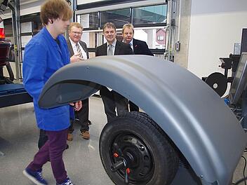 Marcel Preißinger (links) geht das Bedienen der Reifenwuchtmaschine der neuen schuleigenen Kfz-Werkstatt gut von der Hand. Mit im Bild sind (von links): Berufsschulleiter Rudolf Schirmer, stellvertretender Landrat Gerhard Wunder sowie Obermeister Heinrich Schneider. Foto: Heike Schülein