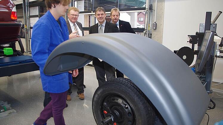 Marcel Preißinger (links) geht das Bedienen der Reifenwuchtmaschine der neuen schuleigenen Kfz-Werkstatt gut von der Hand. Mit im Bild sind (von links): Berufsschulleiter Rudolf Schirmer, stellvertretender Landrat Gerhard Wunder sowie Obermeister Heinrich Schneider. Foto: Heike Schülein