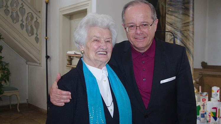 Gerda Wich-Heiter ist ein fester Bestandteil im evangelischen Kirchenchor von Unterrodach. Zu ihrer Ehrung gratulierte unter anderem Dekanatskantor Marius Popp. Fotos: Heike Schülein