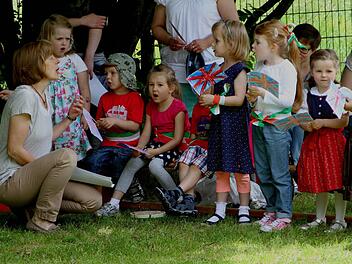 Diese Mädchen auf unserem Bild schwenkten zwar die britische Fahne, entführten aber Italien und sangen das italienische Volkslied "Ma come bali bela bimba". Foto: Günther Geiling