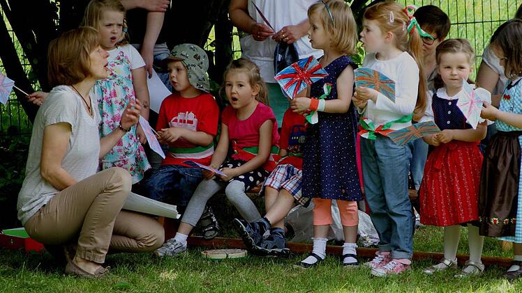 Diese Mädchen auf unserem Bild schwenkten zwar die britische Fahne, entführten aber Italien und sangen das italienische Volkslied "Ma come bali bela bimba". Foto: Günther Geiling