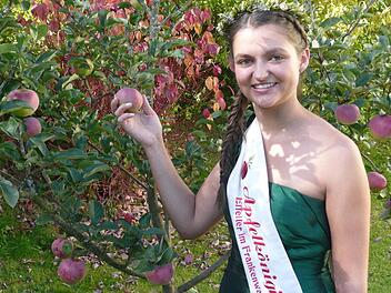 Apfelkönigin Julia Löffler wird am Sonntag einen Apfelbaum pflanzen.  Foto: privat