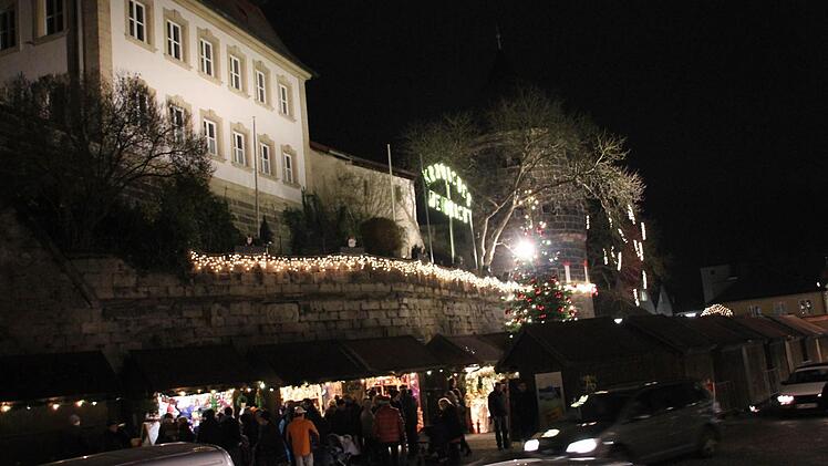Blick auf den Kronacher Weihnachtsmarkt  Foto: Friedwald Schedel