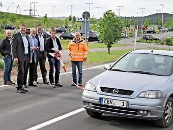 Die Nummer 1 auf dem Nummernschild bestätigt es: Dieser Autofahrer fuhr als erster offiziell auf dem neu gebauten Straßenstück. Beobachter waren (von links): Oberbauleiter Harald Fischer, Alfons Schanz vom Landkreis Haßberge, Bürgermeister Siegfried Kirchner, Norbert Dietmeyer vom Staatlichem Straßenbauamt Schweinfurt, Hubert Schramm vom Landkreis und Bauleiter Gunter Jakob.  Foto: Helmut Will