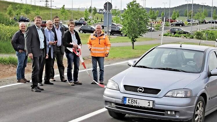 Die Nummer 1 auf dem Nummernschild bestätigt es: Dieser Autofahrer fuhr als erster offiziell auf dem neu gebauten Straßenstück. Beobachter waren (von links): Oberbauleiter Harald Fischer, Alfons Schanz vom Landkreis Haßberge, Bürgermeister Siegfried Kirchner, Norbert Dietmeyer vom Staatlichem Straßenbauamt Schweinfurt, Hubert Schramm vom Landkreis und Bauleiter Gunter Jakob.  Foto: Helmut Will