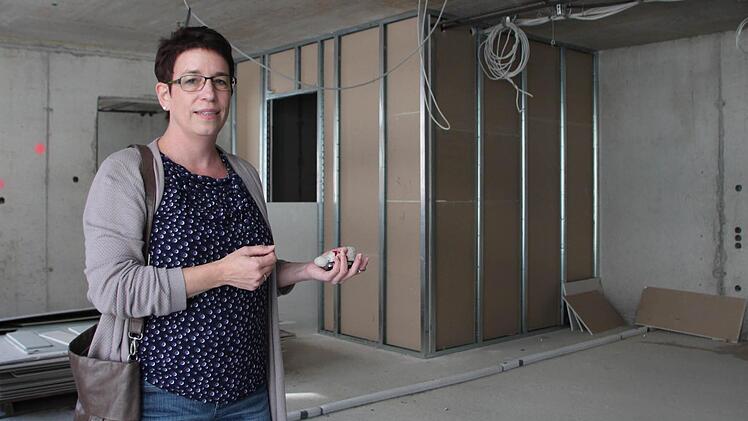 Im zukünftigen Speisesaal: Doris Kaufmann wird ab Mai Leiterin der neuen Außenstelle von Maria Bildhausen in Bad Brückenau. Foto: Ulrike Müller