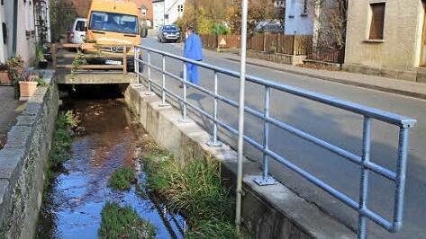Das neue Geländer steht.  Fotos: Franz Galster