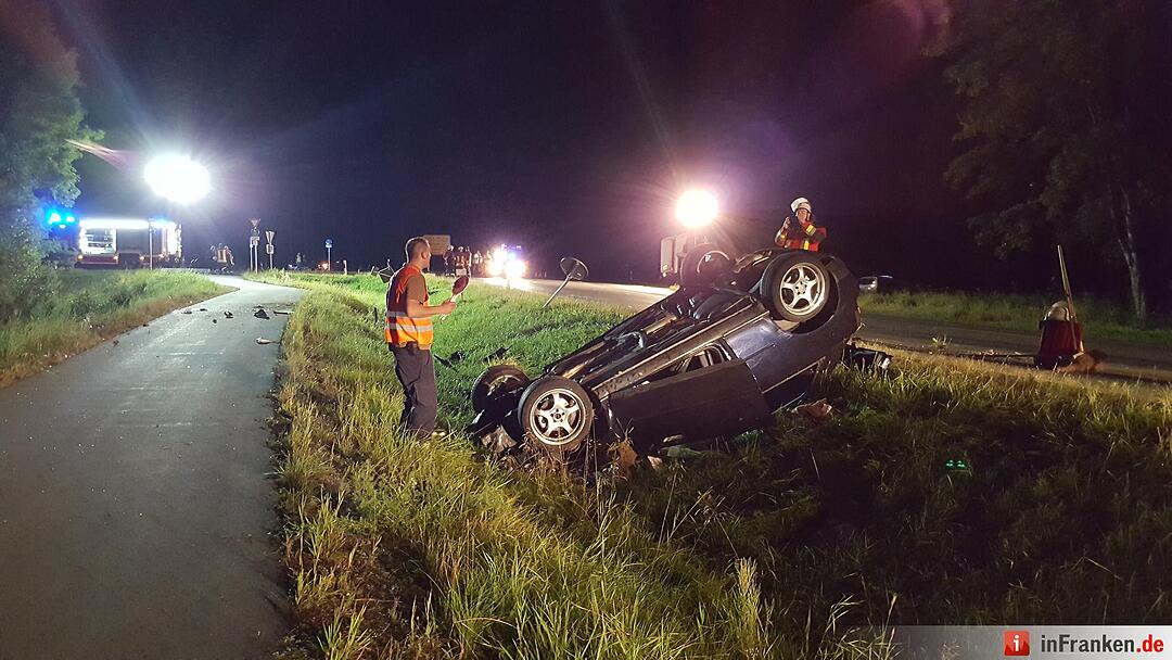 Pkw landet nach Überschlag auf Dach - Insassen kamen mit leichten Verletzungen davon