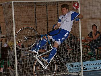 Sebastian Rehmet wartete zum Start in die 2. Radball-Bundesliga mit starken Torhüter-Leistungen auf.  Foto: Hans Franz
