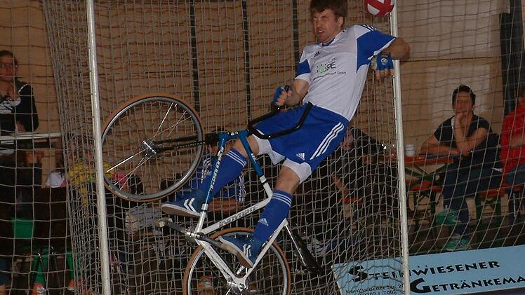 Sebastian Rehmet wartete zum Start in die 2. Radball-Bundesliga mit starken Torhüter-Leistungen auf.  Foto: Hans Franz