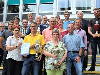 Vertreter der erfolgreichsten Schulen und Vereine wurden mit Urkunden und Wanderpokalen geehrt.  Foto: Sigismund von Dobschütz