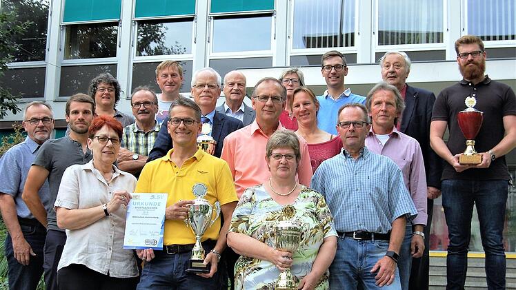 Vertreter der erfolgreichsten Schulen und Vereine wurden mit Urkunden und Wanderpokalen geehrt.  Foto: Sigismund von Dobschütz