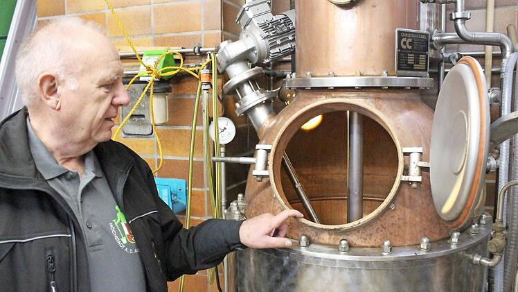 Herbert Lawrenz zeigt die Brennblase, die wegen einer fehlenden Genehmigung leer blieb. Foto: Hupfer